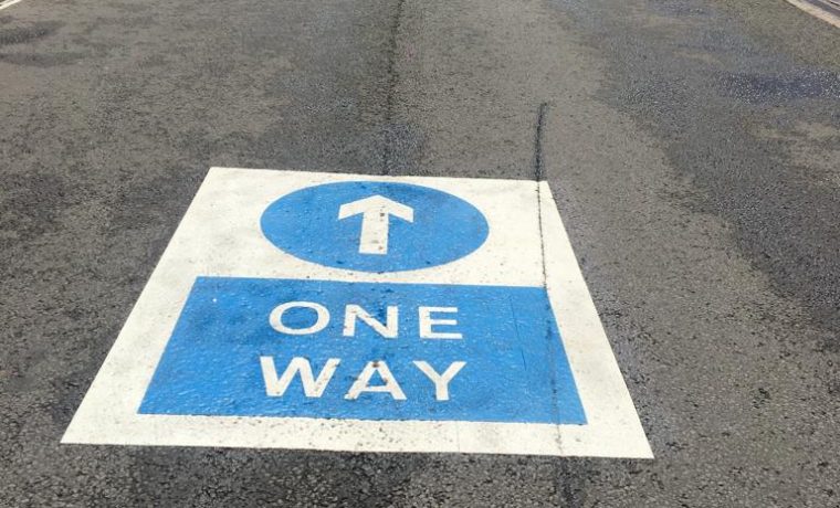one way traffic road markings